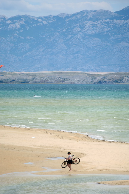 Zadar, 230610.
Zbog bure nije bilo guzve na Ninskim plazama.Do nekih plaza je bilo lakse nositi biciklu preko mora nego voziti okolnim putevima.
Foto : Vladimir Ivanov / CROPIX