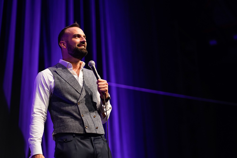 Stand up comedy večer: Ivan Šarić u Domu sportova Stand up comedy večer: Ivan Šarić u Domu sportova