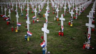 Vukovar: Lampioni osvjetljavaju 938 bijelih križeva na Memorijalnom groblju. Foto: Grgur Žućko/PIXSELL Vukovar: Lampioni osvjetljavaju 938 bijelih križeva na Memorijalnom groblju. Foto: Grgur Žućko/PIXSELL