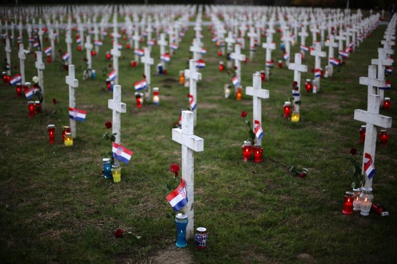 Vukovar: Lampioni osvjetljavaju 938 bijelih križeva na Memorijalnom groblju. Foto: Grgur Žućko/PIXSELL Vukovar: Lampioni osvjetljavaju 938 bijelih križeva na Memorijalnom groblju. Foto: Grgur Žućko/PIXSELL