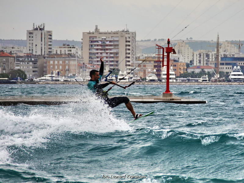 Kiteri i surferi uživali u jakom jugu