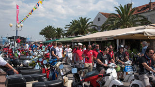 Spektakularni defile vespaša, foto: Vinko Pešić Spektakularni defile vespaša, foto: Vinko Pešić
