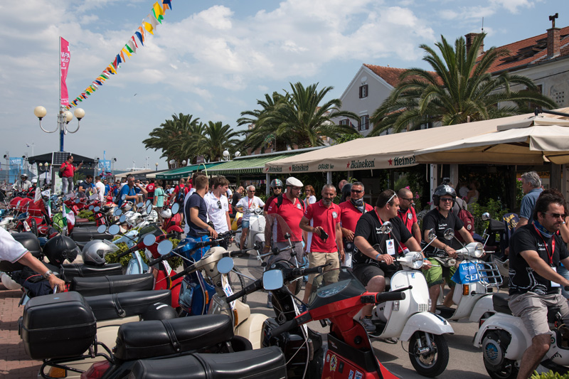 Spektakularni defile vespaša, foto: Vinko Pešić Spektakularni defile vespaša, foto: Vinko Pešić