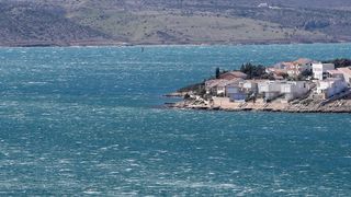 Maslenički most na udaru jake bure Maslenički most na udaru jake bure