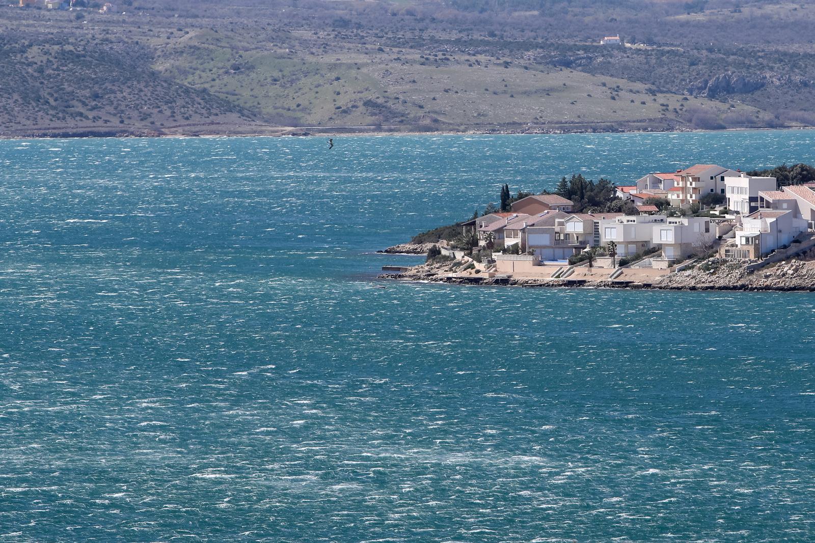 Maslenički most na udaru jake bure Maslenički most na udaru jake bure