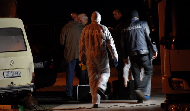 Metkovic, 110110. Ubojstvo u Metkovicu u ulici kneza Branimira. Prema nesluzbenim informacijama u automobilu je pronadjeno tijelo Mirka Grubisica iz Metkovica. Ocevid je u tijeku. Foto: Denis Jerkovic / CROPIX