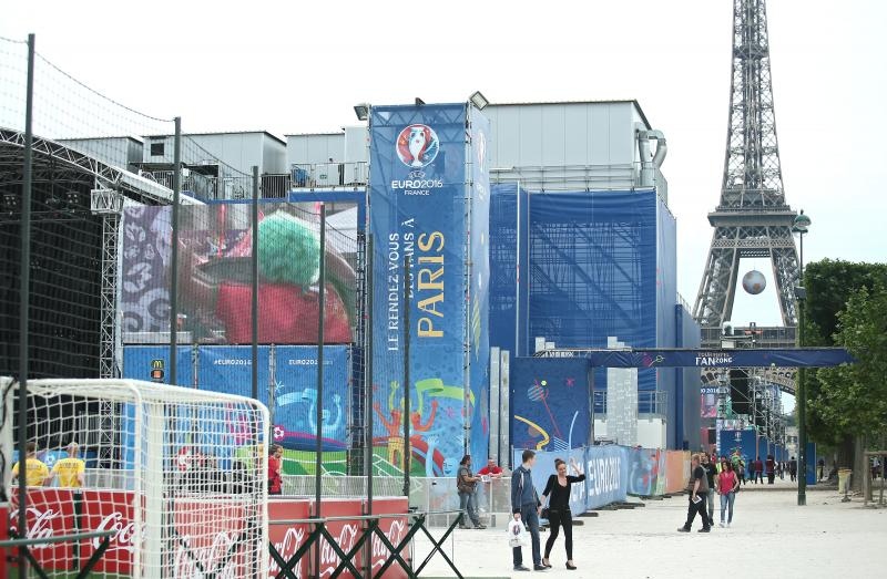 EURO 2016: Fan zona pored Eiffelovog tornja. Photo: Sanjin Strukić/PIXSELL EURO 2016: Fan zona pored Eiffelovog tornja. Photo: Sanjin Strukić/PIXSELL