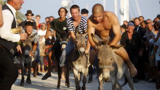 Sali, Dugi otok, 100809.
“Svako misto svoju festu ima…”, no ne traje svaka festa tri dana kao ona u mjestu Sali na Dugom otoku. Saljske uzance, kako mjestani nazivaju svoju festu, odrzava se ove godine po pedeseti put, kao i svake godine dosad, vikend p Sali, Dugi otok, 100809.
“Svako misto svoju festu ima…”, no ne traje svaka festa tri dana kao ona u mjestu Sali na Dugom otoku. Saljske uzance, kako mjestani nazivaju svoju festu, odrzava se ove godine po pedeseti put, kao i svake godine dosad, vikend p
