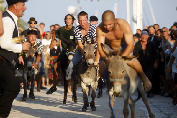 Sali, Dugi otok, 100809.
“Svako misto svoju festu ima…”, no ne traje svaka festa tri dana kao ona u mjestu Sali na Dugom otoku. Saljske uzance, kako mjestani nazivaju svoju festu, odrzava se ove godine po pedeseti put, kao i svake godine dosad, vikend p Sali, Dugi otok, 100809.
“Svako misto svoju festu ima…”, no ne traje svaka festa tri dana kao ona u mjestu Sali na Dugom otoku. Saljske uzance, kako mjestani nazivaju svoju festu, odrzava se ove godine po pedeseti put, kao i svake godine dosad, vikend p