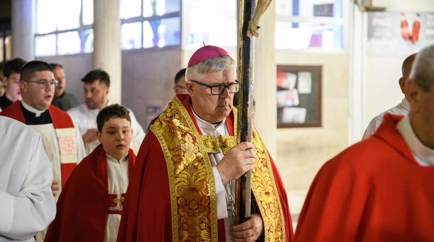 Nadbiskup Zgrablić predvodio Službu Muke Gospodnje u katedrali sv. Stošije Nadbiskup Zgrablić predvodio Službu Muke Gospodnje u katedrali sv. Stošije