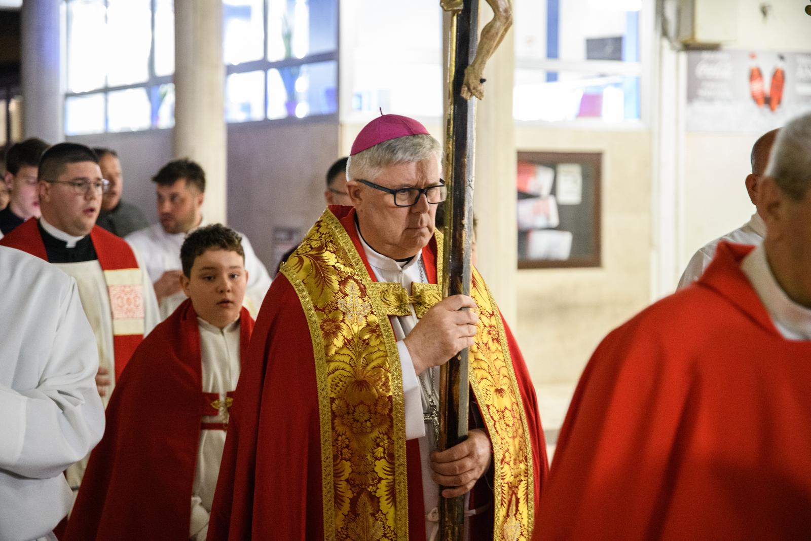 Nadbiskup Zgrablić predvodio Službu Muke Gospodnje u katedrali sv. Stošije Nadbiskup Zgrablić predvodio Službu Muke Gospodnje u katedrali sv. Stošije