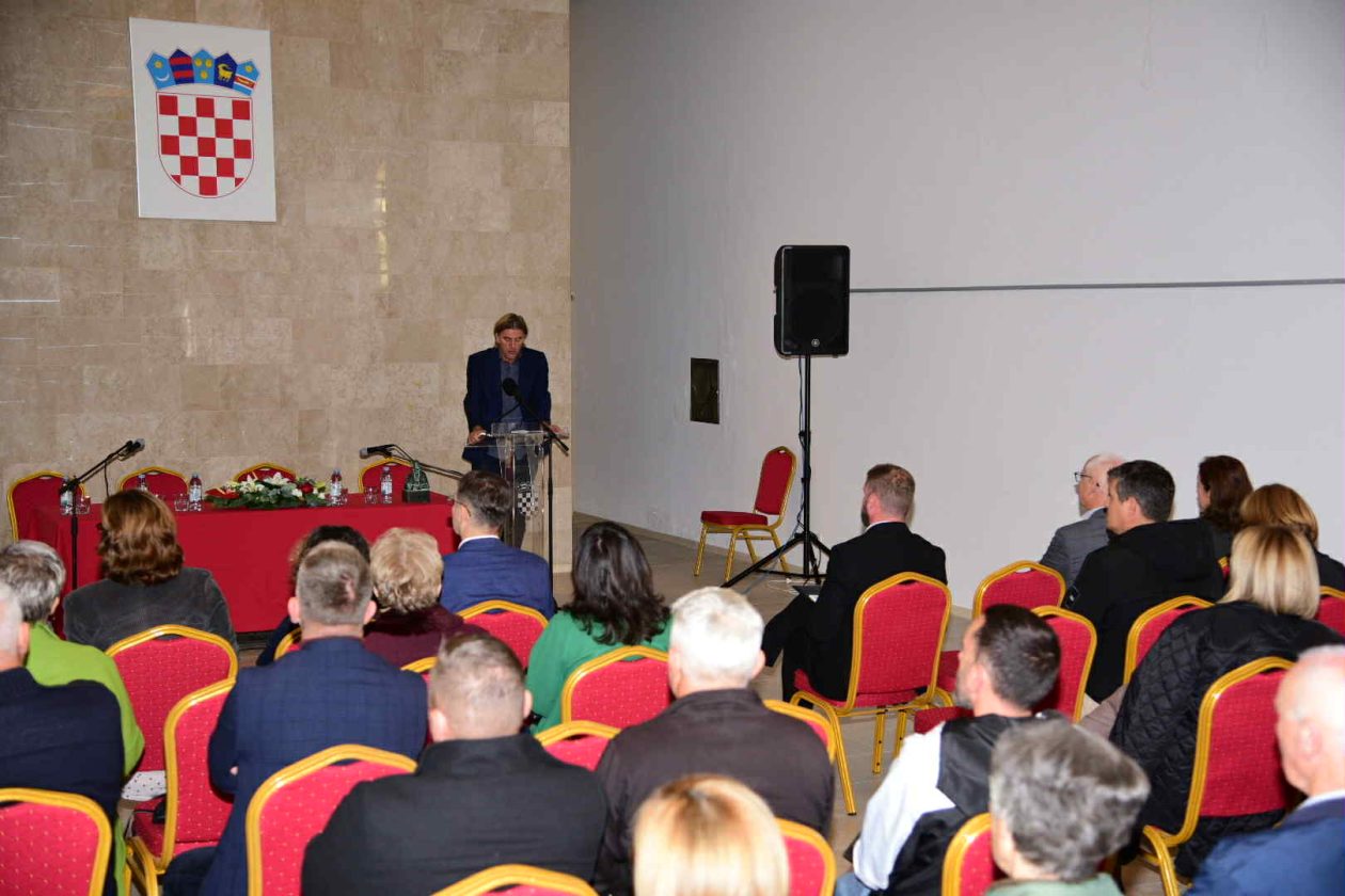 40530b2a-471f-45b7-a121-43a94bd66fcb 40530b2a-471f-45b7-a121-43a94bd66fcb