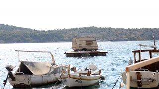 Šibenik: Kamp kućica na splavi plijeni pažnju