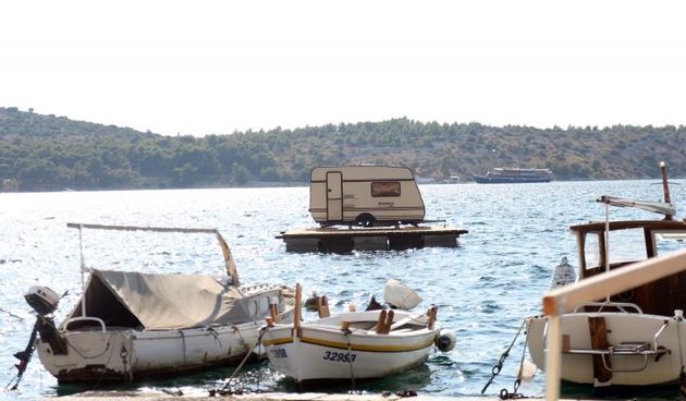 Šibenik: Kamp kućica na splavi plijeni pažnju