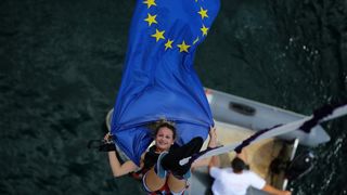 30.06.2013., Zadar – Povodom ulaska Republike Hrvatske u Europsku uniju mladic i djevojka skocili su s Maslenickog mosta sa zastavom Europske unije, dok je mladi Britanac skocio sa hrvatskom zastavom. Photo: Filip Brala/PIXSELL Autor  Filip Brala/PIXSEL