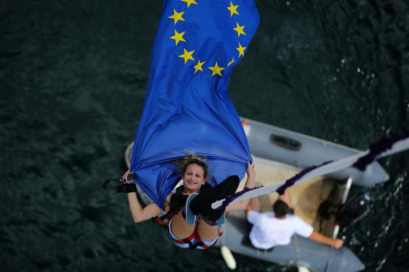 30.06.2013., Zadar – Povodom ulaska Republike Hrvatske u Europsku uniju mladic i djevojka skocili su s Maslenickog mosta sa zastavom Europske unije, dok je mladi Britanac skocio sa hrvatskom zastavom. Photo: Filip Brala/PIXSELL Autor  Filip Brala/PIXSEL