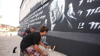 Veliki mural posvećen Oliveru Dragojeviću predstavljen uz bakljadu