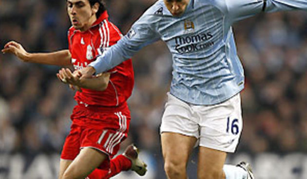 Ćorluka vs Benayoun (Foto:pa@bbc/sport)