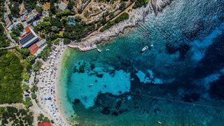 Spektakularan pogled iz zraka na uvalu i otočić Pokonji Dol kod Hvara