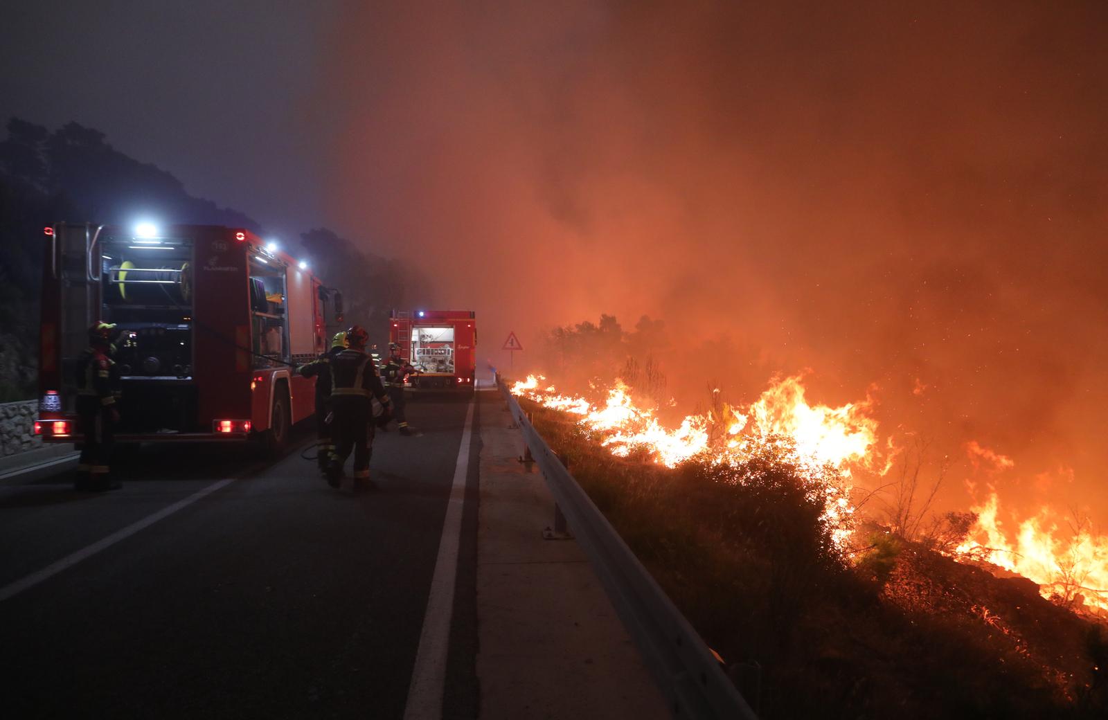 Tučepi: Požar se širi, zahvatio ranč i kuće, vatrogasci u akciji