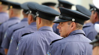 Zadar, 280912.
U sjedistu Policijske uprave zadarske u Centru Franko Lisica u Zadru, odrzala se svecana proslava Dana policije. Uz govor novog nacelnika PU zadarske Nevena Paskalina odrzana je i pokazna vjezba zadarskih specijalaca.
Na fotografiji: pokazn Zadar, 280912.
U sjedistu Policijske uprave zadarske u Centru Franko Lisica u Zadru, odrzala se svecana proslava Dana policije. Uz govor novog nacelnika PU zadarske Nevena Paskalina odrzana je i pokazna vjezba zadarskih specijalaca.
Na fotografiji: pokazn