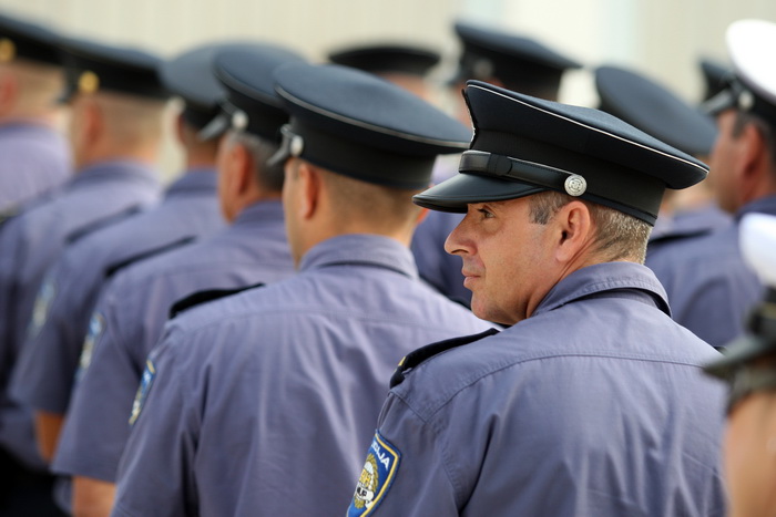 Zadar, 280912.
U sjedistu Policijske uprave zadarske u Centru Franko Lisica u Zadru, odrzala se svecana proslava Dana policije. Uz govor novog nacelnika PU zadarske Nevena Paskalina odrzana je i pokazna vjezba zadarskih specijalaca.
Na fotografiji: pokazn Zadar, 280912.
U sjedistu Policijske uprave zadarske u Centru Franko Lisica u Zadru, odrzala se svecana proslava Dana policije. Uz govor novog nacelnika PU zadarske Nevena Paskalina odrzana je i pokazna vjezba zadarskih specijalaca.
Na fotografiji: pokazn