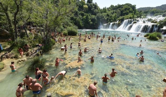 Paklene vrucine i visoke temperature natjerali su domace i strane goste da osvjzenje potraze u NP Krka. Photo: Hrvoje Jelavic/PIXSELL