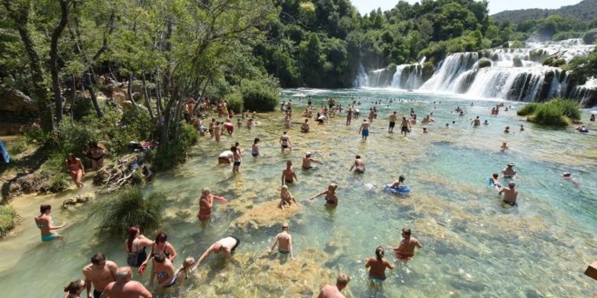 Paklene vrucine i visoke temperature natjerali su domace i strane goste da osvjzenje potraze u NP Krka. Photo: Hrvoje Jelavic/PIXSELL Paklene vrucine i visoke temperature natjerali su domace i strane goste da osvjzenje potraze u NP Krka. Photo: Hrvoje Jelavic/PIXSELL