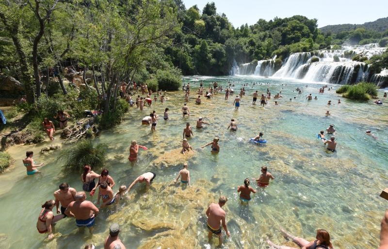 Paklene vrucine i visoke temperature natjerali su domace i strane goste da osvjzenje potraze u NP Krka. Photo: Hrvoje Jelavic/PIXSELL