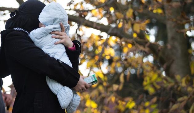 U 14:00 sati jos jedan vlak s izbjeglicama stigao je iz Tovarnika. Izbjeglice prolaze kroz Kljuc Brdovecki gdje ce preci drzavnu granicu. Pred granicom ih docekuju volonteri koji im dijele hranu, odjecu, obucu i deke. Sa slovenske strane, u selu Rigonce p