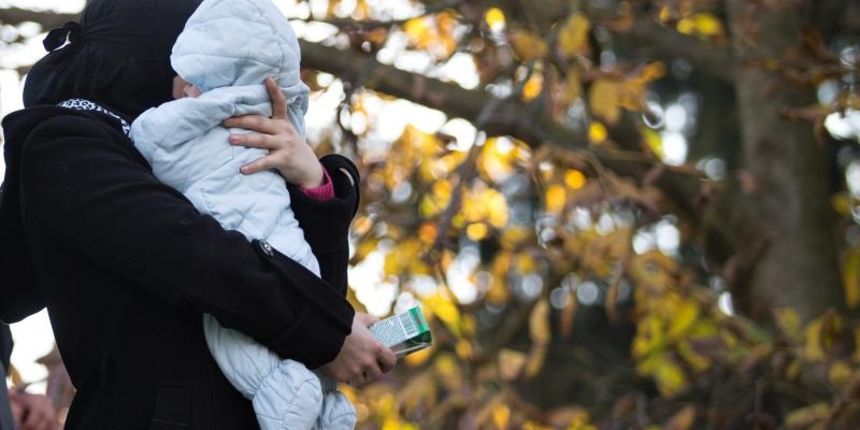 U 14:00 sati jos jedan vlak s izbjeglicama stigao je iz Tovarnika. Izbjeglice prolaze kroz Kljuc Brdovecki gdje ce preci drzavnu granicu. Pred granicom ih docekuju volonteri koji im dijele hranu, odjecu, obucu i deke. Sa slovenske strane, u selu Rigonce p