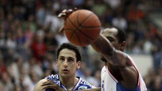 Zagreb, 100610.
Peta utakmica doigravanja za prvaka Htvatske u kosarci: Cibona – Zadar, u kosarkaskom centru Drazen Petrovic.
Na slici Rok Stipcevic (6).
Foto: Dragan Matic / Cropix Zagreb, 100610.
Peta utakmica doigravanja za prvaka Htvatske u kosarci: Cibona – Zadar, u kosarkaskom centru Drazen Petrovic.
Na slici Rok Stipcevic (6).
Foto: Dragan Matic / Cropix