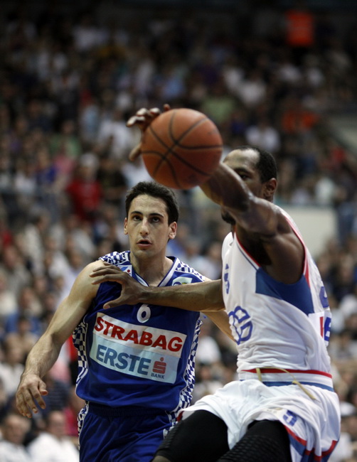 Zagreb, 100610.
Peta utakmica doigravanja za prvaka Htvatske u kosarci: Cibona – Zadar, u kosarkaskom centru Drazen Petrovic.
Na slici Rok Stipcevic (6).
Foto: Dragan Matic / Cropix Zagreb, 100610.
Peta utakmica doigravanja za prvaka Htvatske u kosarci: Cibona – Zadar, u kosarkaskom centru Drazen Petrovic.
Na slici Rok Stipcevic (6).
Foto: Dragan Matic / Cropix