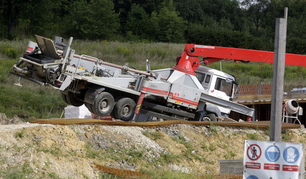 Varazdin, 270710. Na gradilistu Podrucne skole u Remetincu pored Novog Marofa smrtno je stradao radnik. Na njega je pala kamion – dizalica. Foto: Zeljko Hajdinjak / Cropix