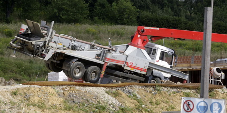 Varazdin, 270710. Na gradilistu Podrucne skole u Remetincu pored Novog Marofa smrtno je stradao radnik. Na njega je pala kamion – dizalica. Foto: Zeljko Hajdinjak / Cropix Varazdin, 270710. Na gradilistu Podrucne skole u Remetincu pored Novog Marofa smrtno je stradao radnik. Na njega je pala kamion – dizalica. Foto: Zeljko Hajdinjak / Cropix