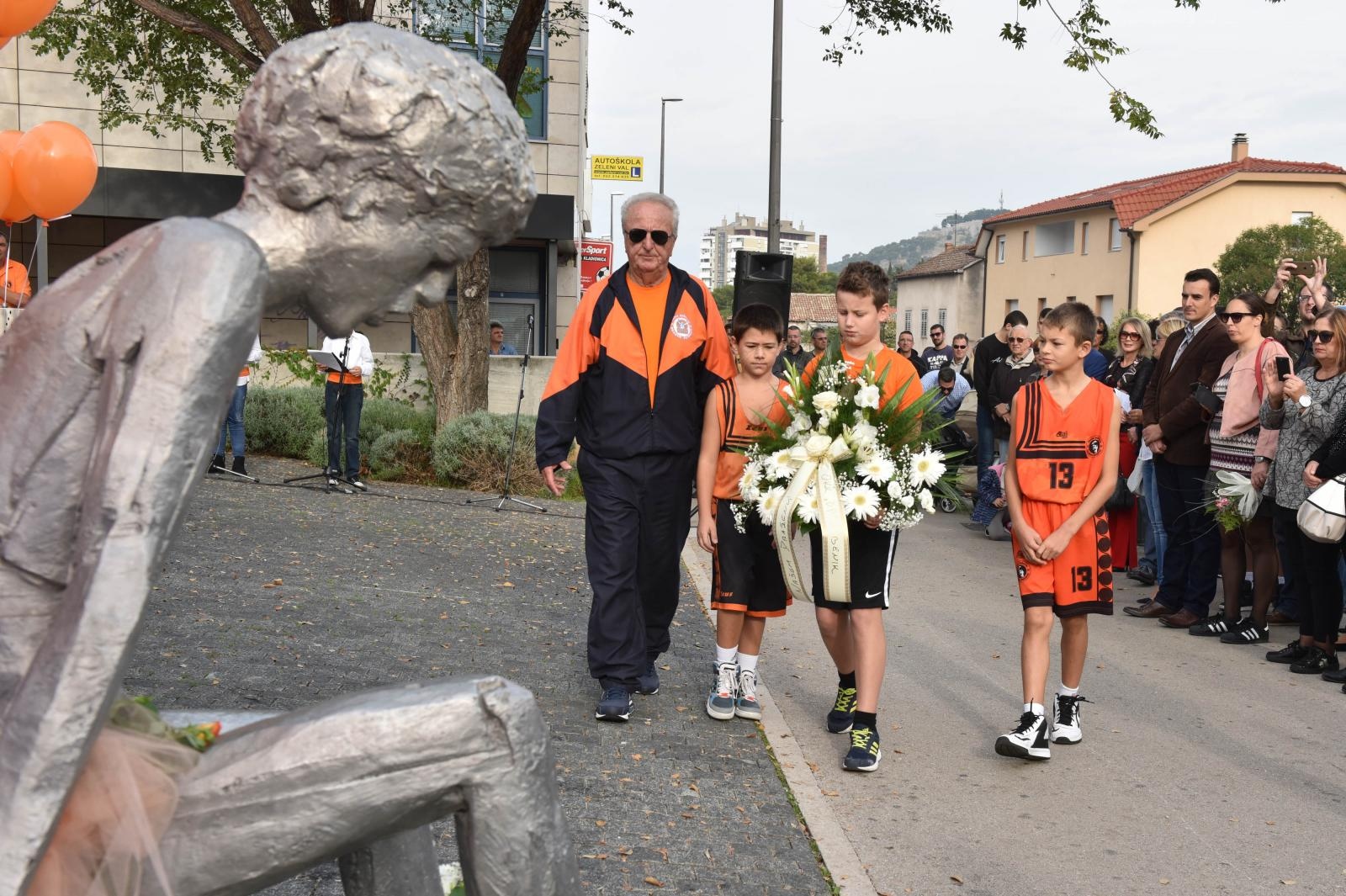 Šibenik: Puštanjem 53 balona obilježen rođendan Dražena Petrovića Šibenik: Puštanjem 53 balona obilježen rođendan Dražena Petrovića