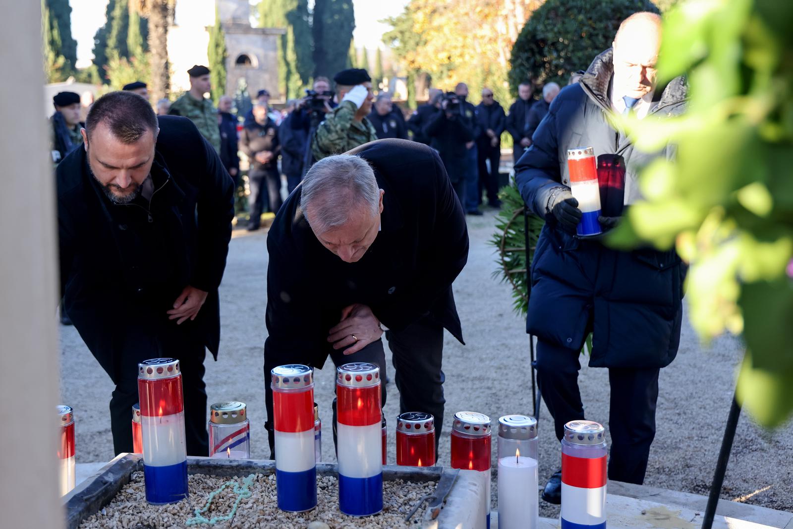 Na Gradskom groblju položeni vijenci povodom obilježavanja 33. obljetnice 72. bojne Vojne policije Na Gradskom groblju položeni vijenci povodom obilježavanja 33. obljetnice 72. bojne Vojne policije