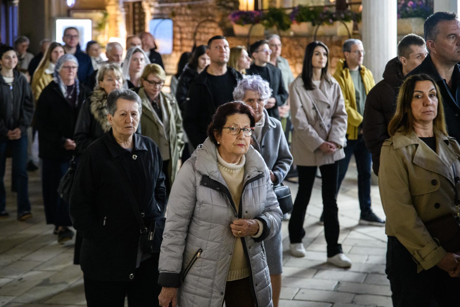Nadbiskup Zgrablić predvodio Službu Muke Gospodnje u katedrali sv. Stošije Nadbiskup Zgrablić predvodio Službu Muke Gospodnje u katedrali sv. Stošije