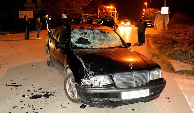 Zadar, 051110.
Na zadarskom predjelu Novi Bokanjac u ulici Franje Fanceva oko 18.30 sati dogodila se prometna nesreca u kojoj je osobni automobil marke Marcedes kojim je upravljao 51- godisnjak oduzeo prednost 32-godisnjaku na motociklu marke Kawasaki, vo