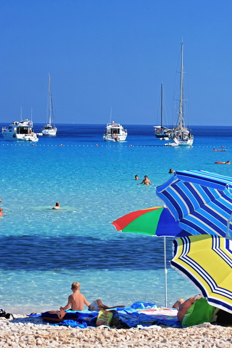 Dugi otok, 260609.
Dugi otok je jedva 1,5 sat udaljen od Zadra, jedan je od skrivenih Jadransih bisera. Sa raznolikom prirodom i plazama, cistim morem, on je namjenjen gostima koji vise cijene prirodu od zabave.
Na slici: plaza Saharun na juznoj strani Du