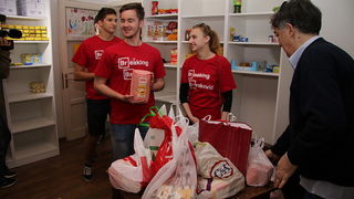 Zadarski maturanti donirali brašno Socijalnoj samoposluzi Zadarski maturanti donirali brašno Socijalnoj samoposluzi