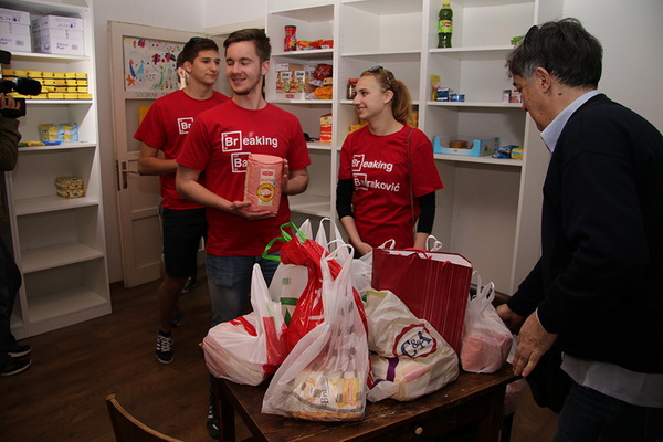 Zadarski maturanti donirali brašno Socijalnoj samoposluzi Zadarski maturanti donirali brašno Socijalnoj samoposluzi