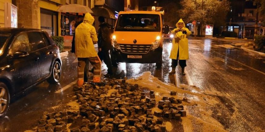 Obilna kisa i bujica odnijela dio ceste u centru Sibenika koji je bio poplocen kockama. Photo: Hrvoje Jelavic/PIXSELL Obilna kisa i bujica odnijela dio ceste u centru Sibenika koji je bio poplocen kockama. Photo: Hrvoje Jelavic/PIXSELL