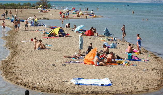 Zadar, 160709. Ninske pjescane place pravi su mamac za kupace, a tu je i poznato ninsko blato koje lijeci reumu i razne kozne bolesti. Na fotografiji: jedna od ninskih plaza. Foto: Andrija Lucic / CROPIX