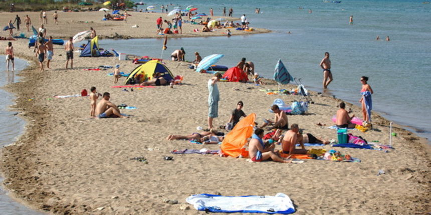 Zadar, 160709. Ninske pjescane place pravi su mamac za kupace, a tu je i poznato ninsko blato koje lijeci reumu i razne kozne bolesti. Na fotografiji: jedna od ninskih plaza. Foto: Andrija Lucic / CROPIX Zadar, 160709. Ninske pjescane place pravi su mamac za kupace, a tu je i poznato ninsko blato koje lijeci reumu i razne kozne bolesti. Na fotografiji: jedna od ninskih plaza. Foto: Andrija Lucic / CROPIX