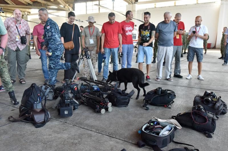 Predsjednica Grabar-Kitarović na predstavljanju novih helikoptera Kiowa Warriors u 93. Zrakoplovnoj bazi u Zemuniku. Photo: Dino Stanin/PIXSELL Predsjednica Grabar-Kitarović na predstavljanju novih helikoptera Kiowa Warriors u 93. Zrakoplovnoj bazi u Zemuniku. Photo: Dino Stanin/PIXSELL