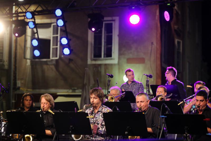 17.07.2013., Zadar – Na Poljani Sime Budinica odrzan je koncert Simon Marlowa i Jazz orkestra HRT-a. Photo: Filip Brala/PIXSELL 17.07.2013., Zadar – Na Poljani Sime Budinica odrzan je koncert Simon Marlowa i Jazz orkestra HRT-a. Photo: Filip Brala/PIXSELL