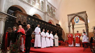 Cvjetnica 20. ožujka 2016: Nakon blagoslova maslinovih grančica, nadbisku Želimir Puljić predvodio je procesiju do katedrale sv. Stošije gdje je služio misno slavlje na kojem se pjevala Muka našeg Gospodina Cvjetnica 20. ožujka 2016: Nakon blagoslova maslinovih grančica, nadbisku Želimir Puljić predvodio je procesiju do katedrale sv. Stošije gdje je služio misno slavlje na kojem se pjevala Muka našeg Gospodina