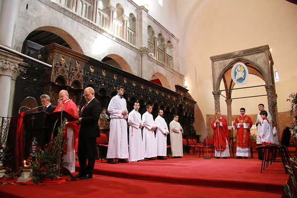 Cvjetnica 20. ožujka 2016: Nakon blagoslova maslinovih grančica, nadbisku Želimir Puljić predvodio je procesiju do katedrale sv. Stošije gdje je služio misno slavlje na kojem se pjevala Muka našeg Gospodina Cvjetnica 20. ožujka 2016: Nakon blagoslova maslinovih grančica, nadbisku Želimir Puljić predvodio je procesiju do katedrale sv. Stošije gdje je služio misno slavlje na kojem se pjevala Muka našeg Gospodina