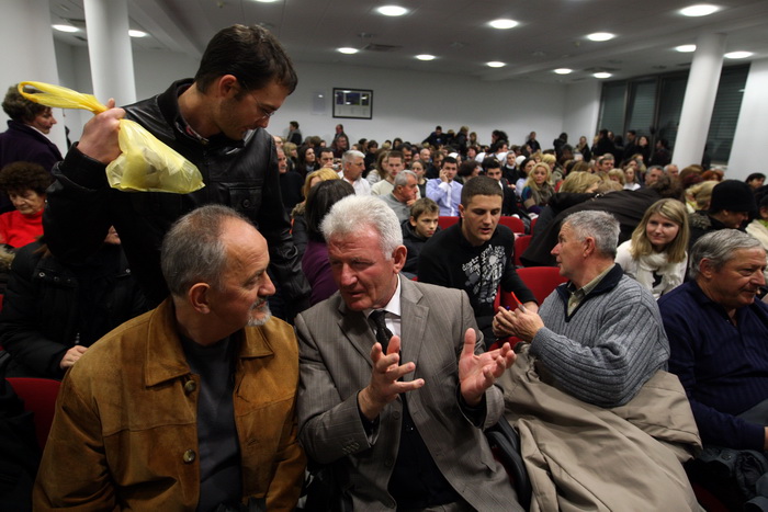 Zadar, 020213.
Samostan Skolskih sestara franjevki u Arbanasima.
Nakon Zagreba, kontroverzna znanstvenica Judith Reisman predavanje na temu spolnog odgoja veceras je odrzala i u Zadru.
Na fotografiji: detalj sa predavanja.
Foto: Jure Miskovic / CROPIX Zadar, 020213.
Samostan Skolskih sestara franjevki u Arbanasima.
Nakon Zagreba, kontroverzna znanstvenica Judith Reisman predavanje na temu spolnog odgoja veceras je odrzala i u Zadru.
Na fotografiji: detalj sa predavanja.
Foto: Jure Miskovic / CROPIX